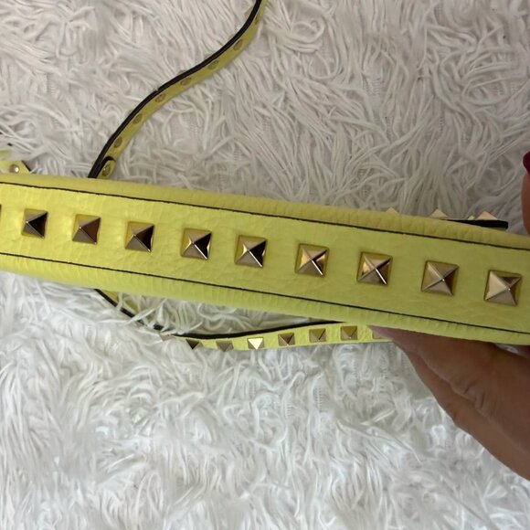 Valentino Garavani Rockstud pouch in grainy calfskin leather yellow - Picture 6 of 11